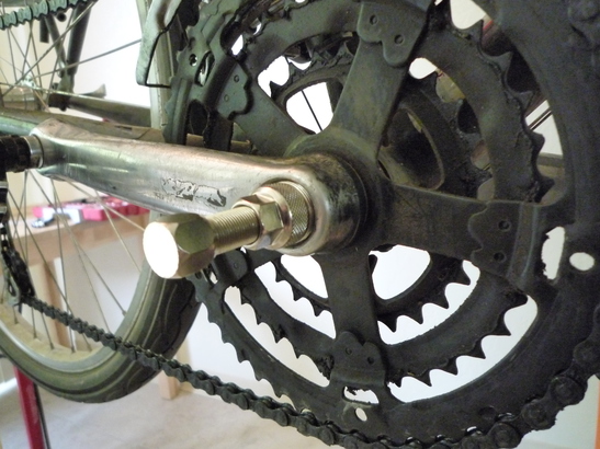 crank extractor mounted on crank